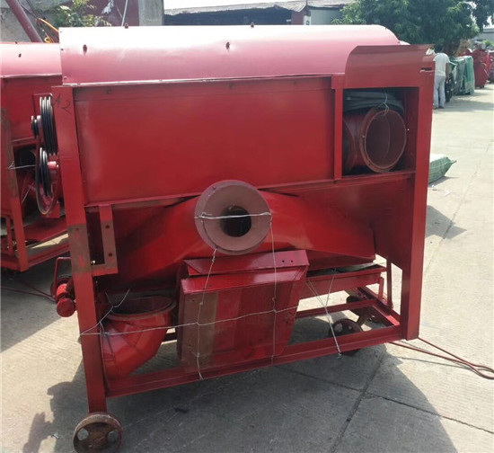 Three sets of sorghum threshers are prepared to deliver to Taiwa