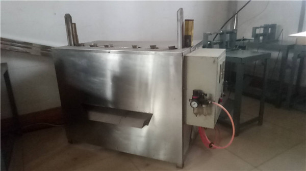 cashew nut shelling machine or cashew hulling machine