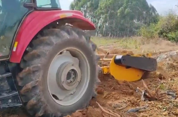 Cassava root digging harvesting machine